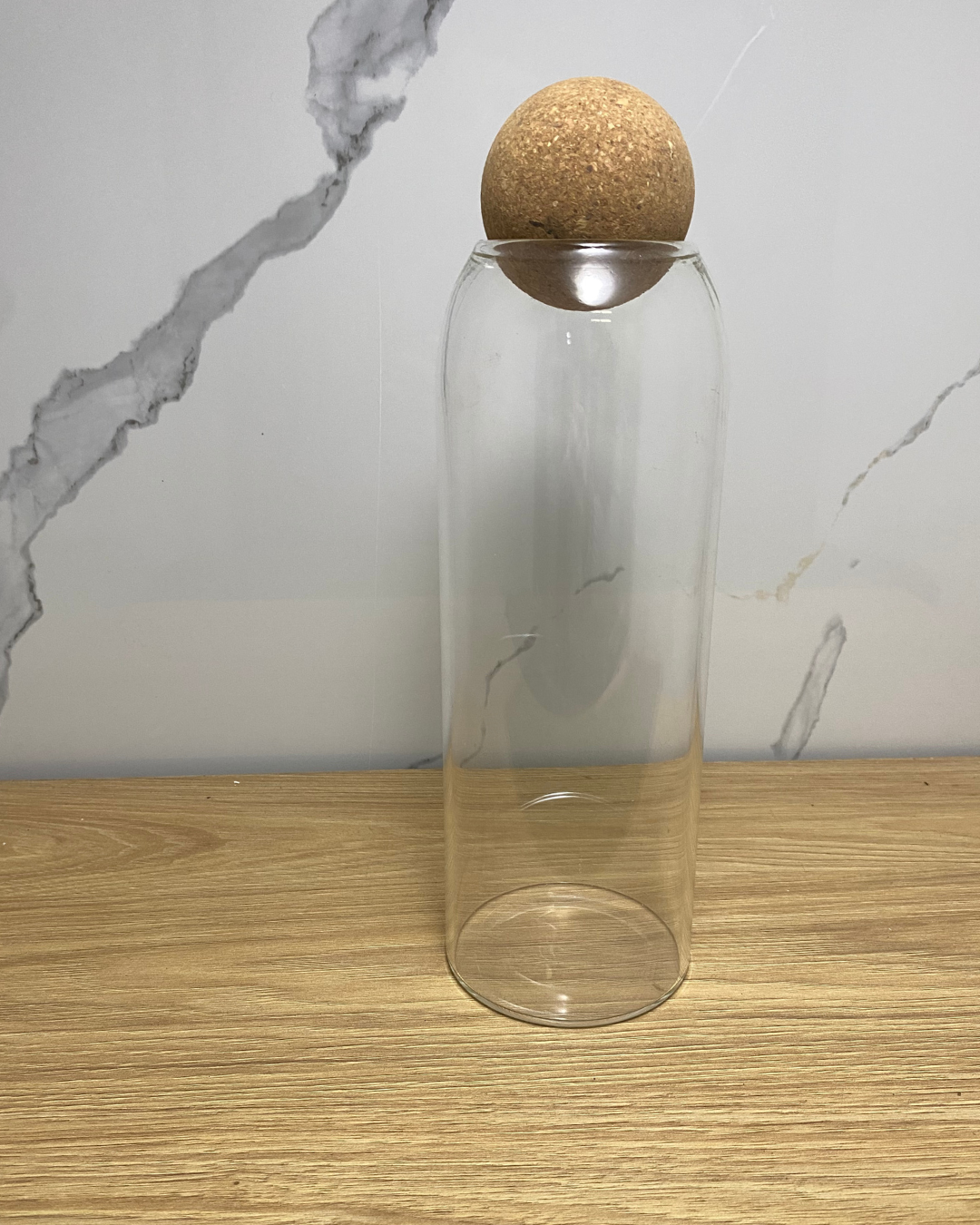 Botella de vidrio con tapa de corcho