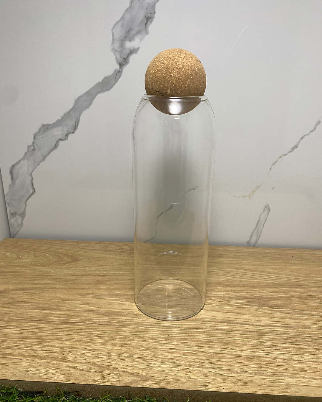 Botella de vidrio con tapa de corcho